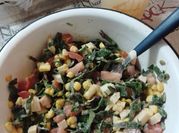 Una foto de ensalada con soya vegana