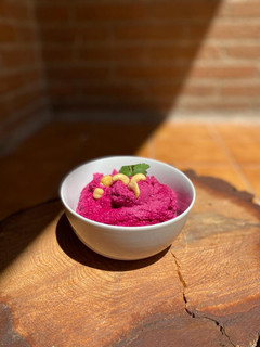 Una foto de Hummus de remolacha y anacardos con cilantro y lima ¡Buenísimo!