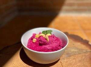Foto principal de Hummus de remolacha y anacardos con cilantro y lima ¡Buenísimo!