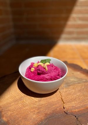 Foto principal de Hummus de remolacha y anacardos con cilantro y lima ¡Buenísimo!