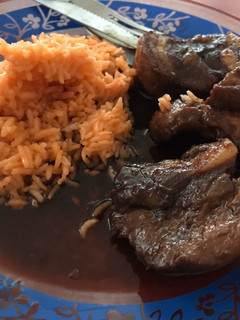 Una foto de Costillas de cerdo a la bbq con arroz rojo