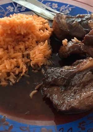 Una foto de Costillas de cerdo a la bbq con arroz rojo