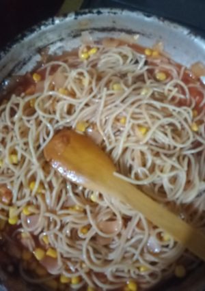 Una foto de Spaghetti rojo con elote 🌽😋😋