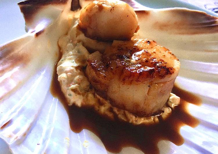 Step-by-Step Guide to Make Premiato Capesante su salsa di yogurt greco, curry e erba cipollina