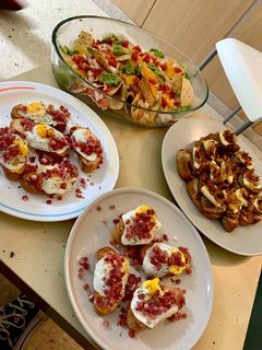 Una foto de Nachos y montaditos