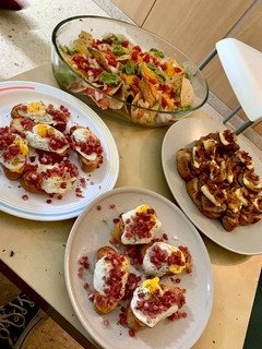 Una foto de Nachos y montaditos