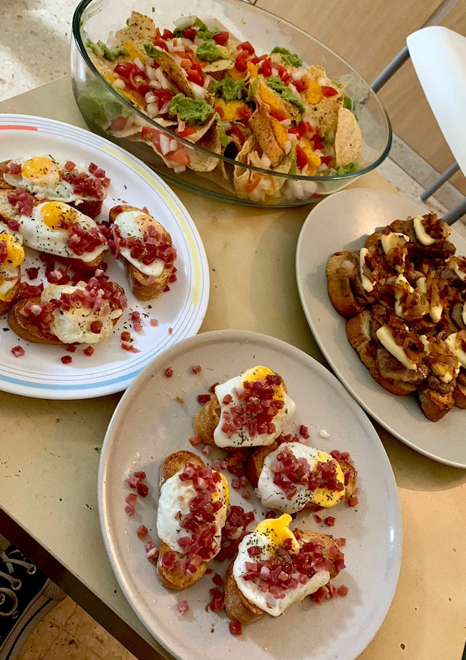 Una foto de Nachos y montaditos