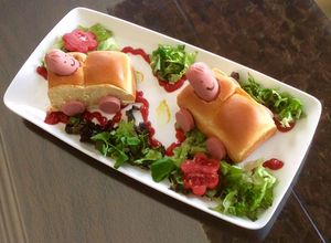 Una foto de Carritos de pan con salchicha para niños