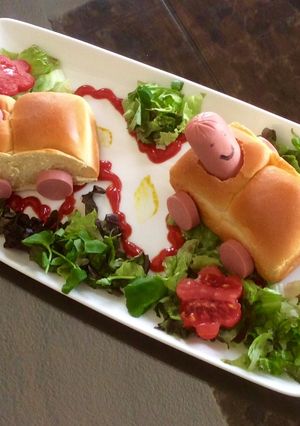 Una foto de Carritos de pan con salchicha para niños