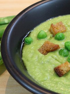 Una foto de Crema de guisantes o hummus verde con crutones crujientes