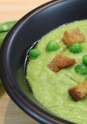 Una foto de Crema de guisantes o hummus verde con crutones crujientes