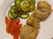 Una foto de piernas de pollo empanizado