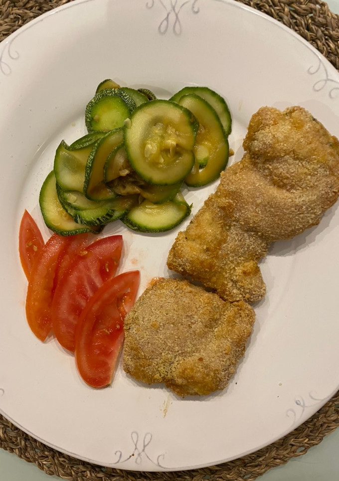 Una foto de Muslos de pollo empanizados con harina de almendras en freidora de aire