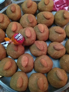 A picture of Roasted Black chana ladoo.