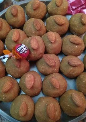 A picture of Roasted Black chana ladoo.