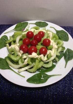 Una foto de Ensalada de Apio Rúcula (berro)Tomate