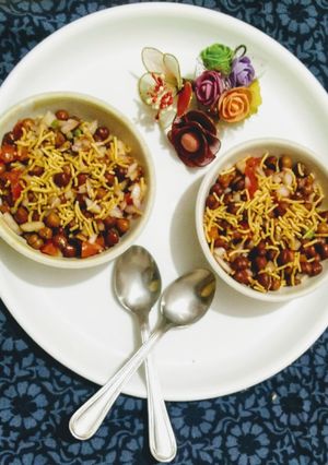 काले चने और आलू भुजिया की चाट (kale chane aur aloo bhujiya ki chaat recipe in Hindi) रेसिपी मुख्य फोटो