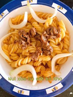 Hình của món Nui xào bò sốt bò kho.