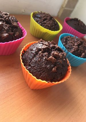 Una foto de Muffins de algarroba y chocolate🍫