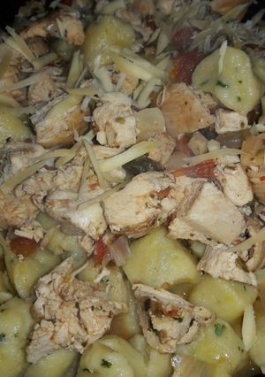 Una foto de Ñoquis de perejil con salteado de pechuga de pollo😋