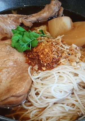 รูปของ ก๋วยเตี๋ยวไก่ตุ๋น น้ำซุปหอมๆๆ ทำง่าย รสชาติกลมกล่อม