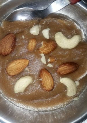 A picture of Atta halwa (wheat flour).
