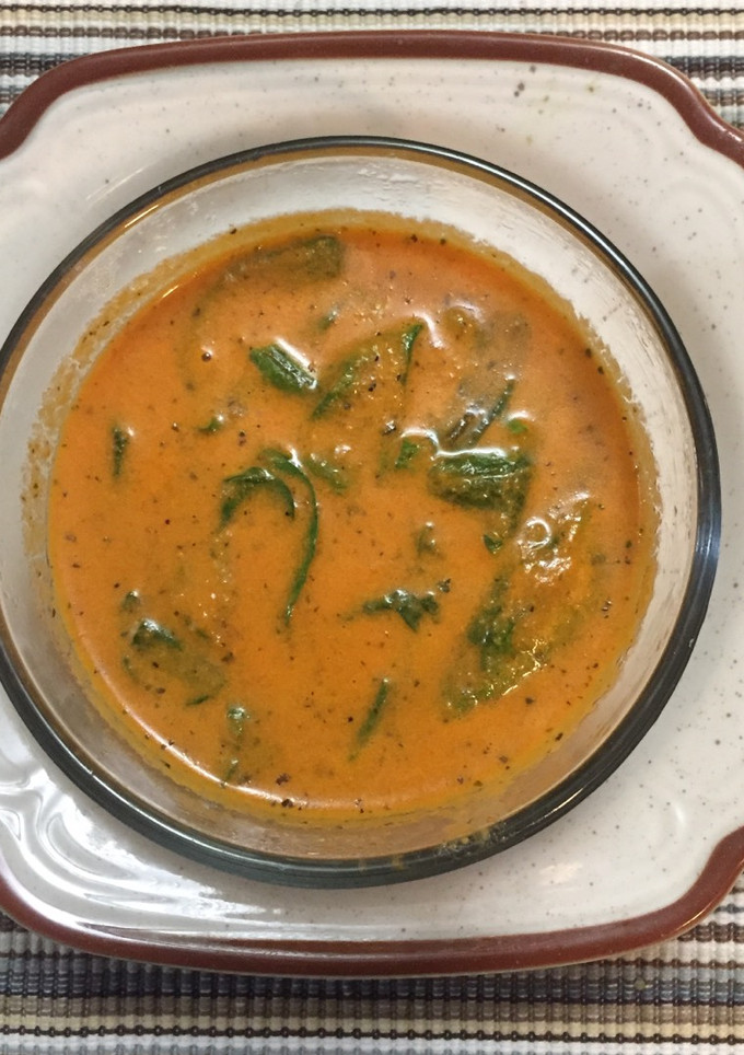 Una foto de Crema de Jitomate y Pimiento