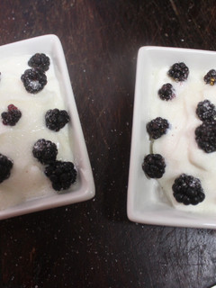Una foto de Moras de maceta con yogurt griego