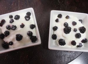 Una foto de Moras de maceta con yogurt griego