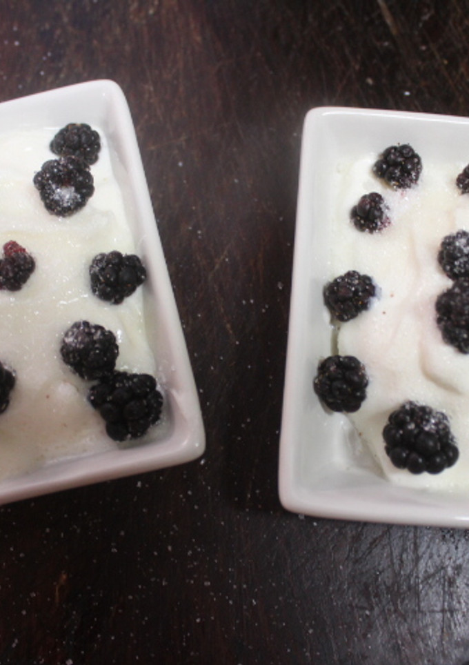 Una foto de Moras de maceta con yogurt griego