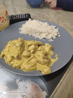 Una foto de Lomo al curry y arroz blanco