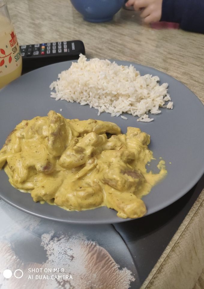 Una foto de Lomo al curry y arroz blanco