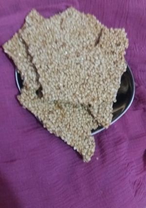 તલ ની ચીકી (Til Chiki Recipe In Gujarati) રેસીપી મુખ્ય ફોટો
