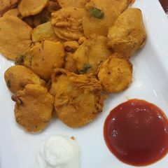 A picture of Aloo ke pakoray.