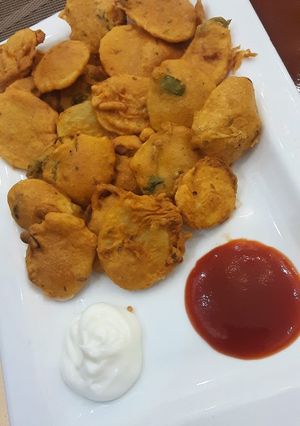 A picture of Aloo ke pakoray.