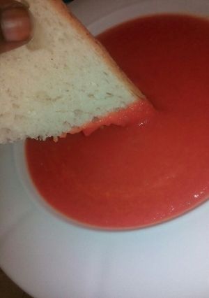 A picture of Tomatoe soup.