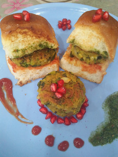 वड़ा पाव (Vada pav recipe in hindi) रेसिपी मुख्य फोटो