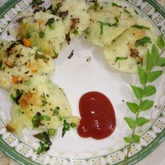 A picture of Rava mix-veg idli.