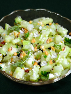 કાકડીનું મહારાષ્ટ્રીયન સ્ટાઈલ સલાડ(Cucumber Maharashtrian Style Salad recipe in gujarati) રેસીપી મુખ્ય ફોટો