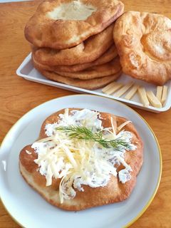 Joghurtos nyújtott lángos recept fotója