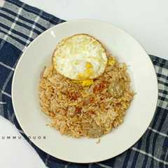 A picture of Nasi goreng bakso.