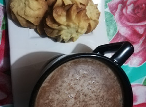 Una foto de Pastisetas con una bebida caliente