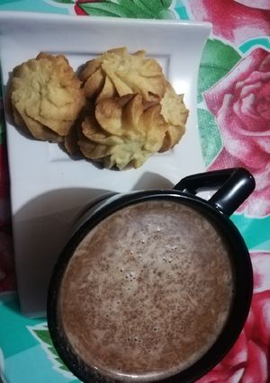 Una foto de Pastisetas con una bebida caliente