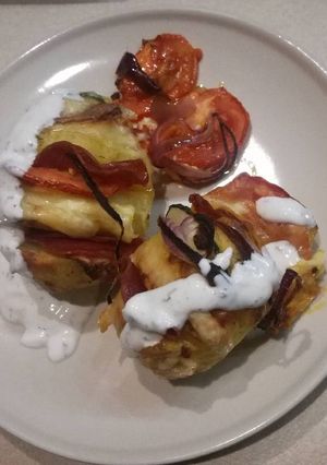 Töltött, sült burgonya, zöldfűszeres öntettel recept fotója