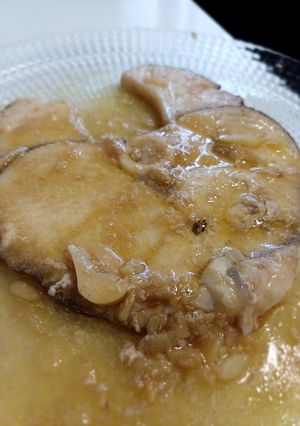 Una foto de Tintorera con salsa de ajo al limón