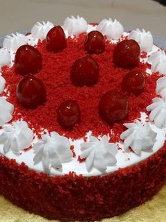 रेड वेलवेट केक (red velvet cake recipe in marathi) रेसिपी चे मुख्य फोटो