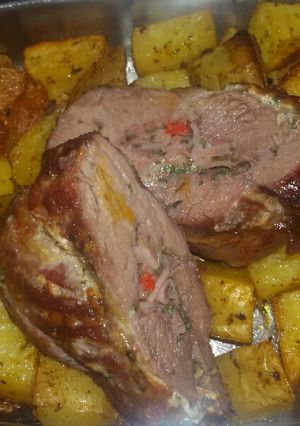 Una foto de Colita de cuadril mechada con papas rústicas