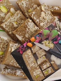 સુખડી (બાજરી ના લોટ ની) (Bajri Na Lot Sukhdi Recipe In Gujarati) રેસીપી મુખ્ય ફોટો