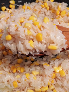 Una foto de Arroz salteado con cebolla y 🌽🌽