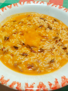 Una foto de Sopa de arroz de pescado y alga wakame